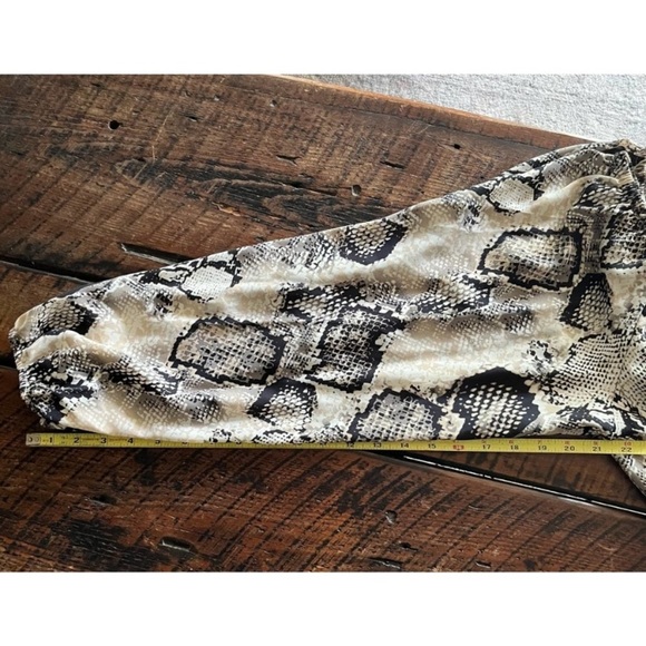 Rue 21 Snake/Python print Womens scooped necked top/blouse/shirt, Size XL - Picture 12 of 16